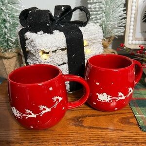 NWT-🎅🏻🎄2 Beautiful Red Christmas Mugs